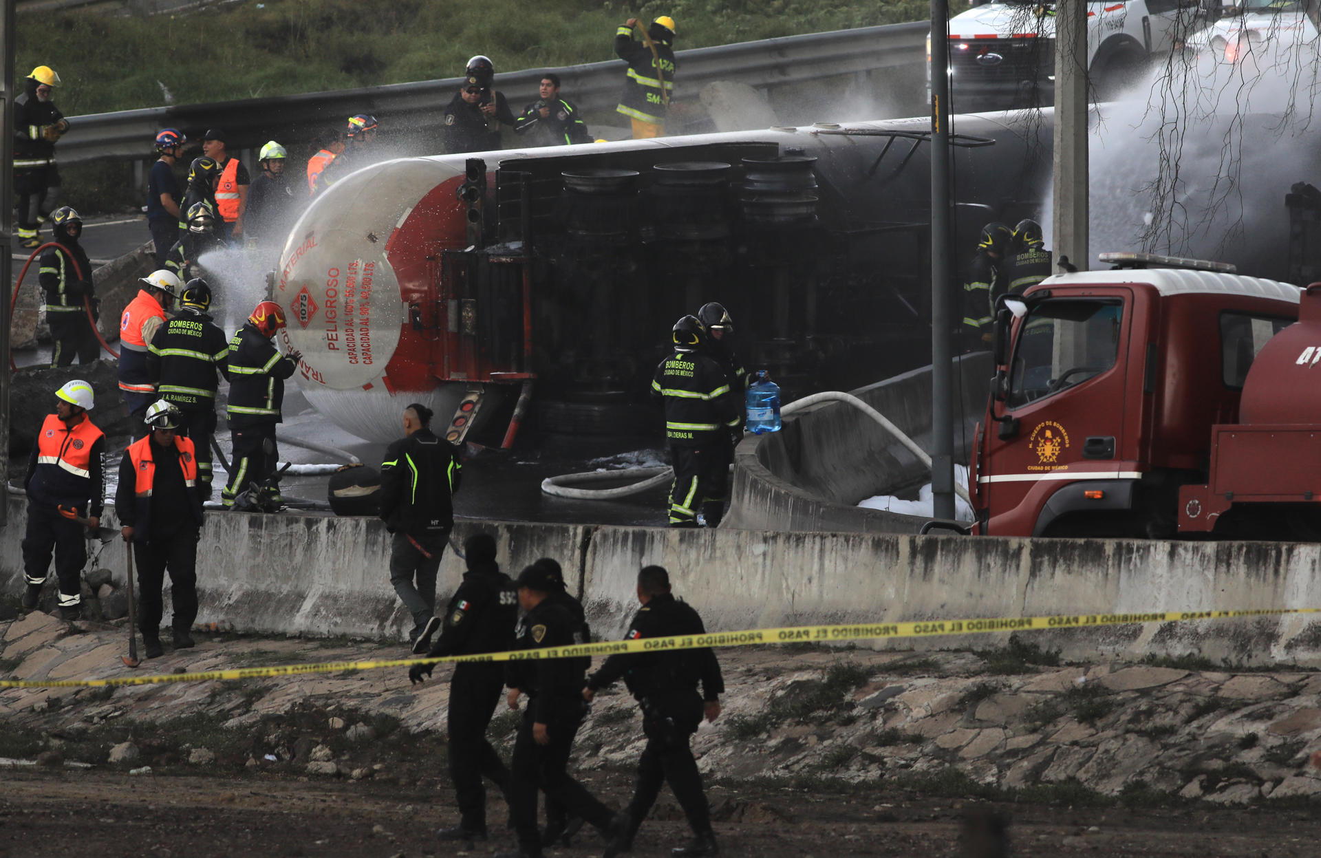 Bomberos controlan un incendio luego del accidente de un camión de gas este miércoles, en Ciudad de México (México). EFE/ Mario Guzmán