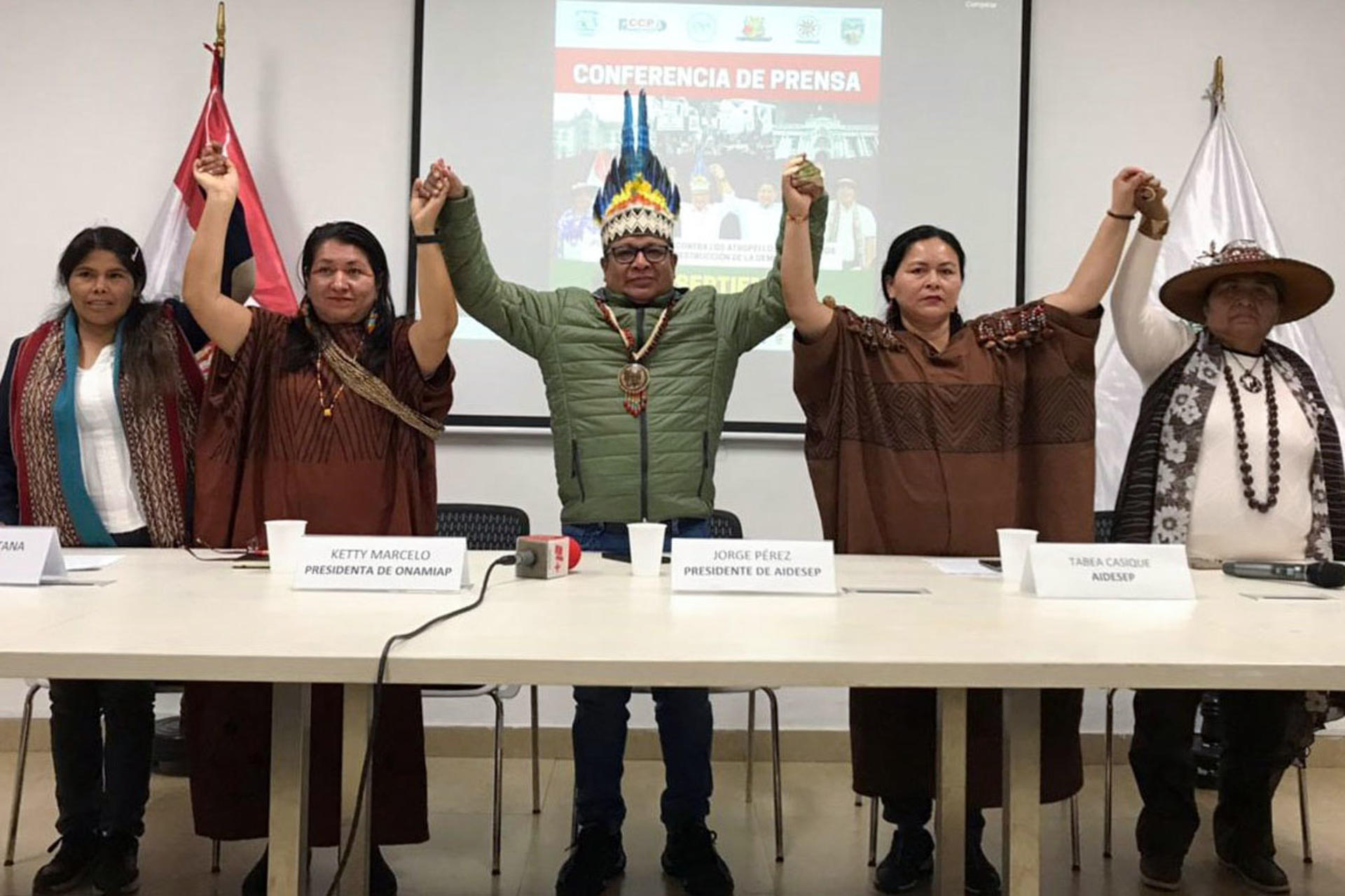 El presidente de la Asociación Interétnica de Desarrollo de la Selva Peruana (Aidesep), Jorge Pérez Rubio (c), posa junto a representantes de organizaciones indígenas de Perú este viernes, en Lima (Perú). EFE/Lucía Alfonso