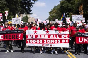Cientos de manifestantes fueron captados este sábado, 6 de septiembre, al marchar en contra del despliegue de fuerzas federales en la capital estadounidense por orden de la Administración Trump, en Washington DC (EE.UU.). EFE/Jim Lo Scalzo