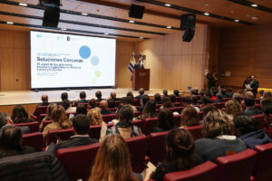 Personas asisten a la presentación del reporte del Banco de Desarrollo de América Latina-CAF 'Soluciones cercanas: el papel de los gobiernos locales y regionales en América Latina y el Caribe' este lunes, en la sede del CAF en Montevideo (Uruguay). EFE/ Alejandro Prieto
