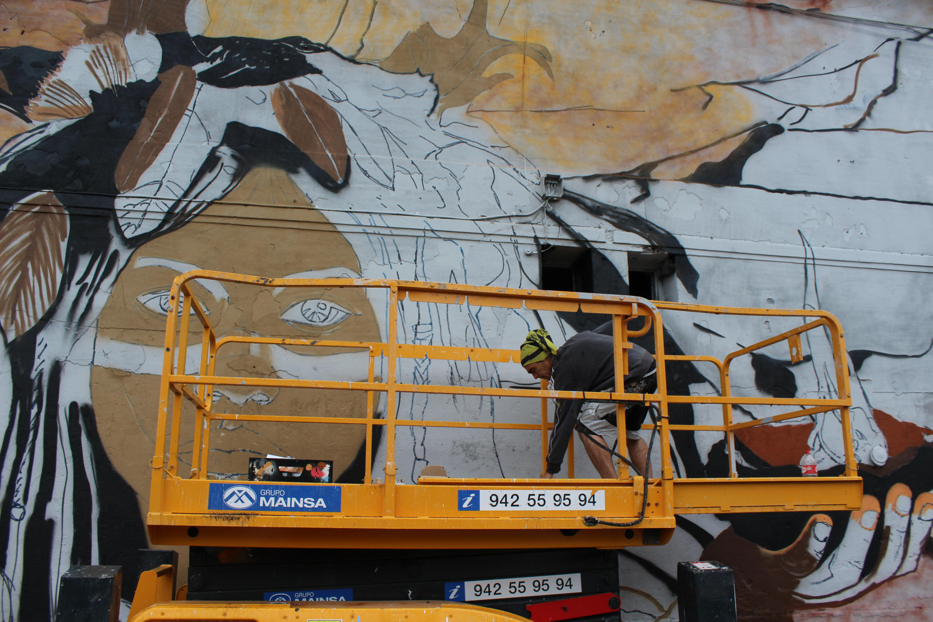 Artistas de lo urbano de España y otros países, tanto del grafiti como del hip-hop, son estos días partícipes de la regeneración urbana de la ciudad de Torrelavega, cuyos vecinos ha promovido esa iniciativa, junto con el Ayuntamiento, para dar otra vida a las fachadas de sus edificios. La idea de este Festival Regenerarte busca revitalizar y dinamizar la ciudad mediante nueve murales y otras expresiones de arte urbano, en cuatro jornadas de grafiti y música en directo, desde hasta el mañana, sábado. EFE/Eva García
