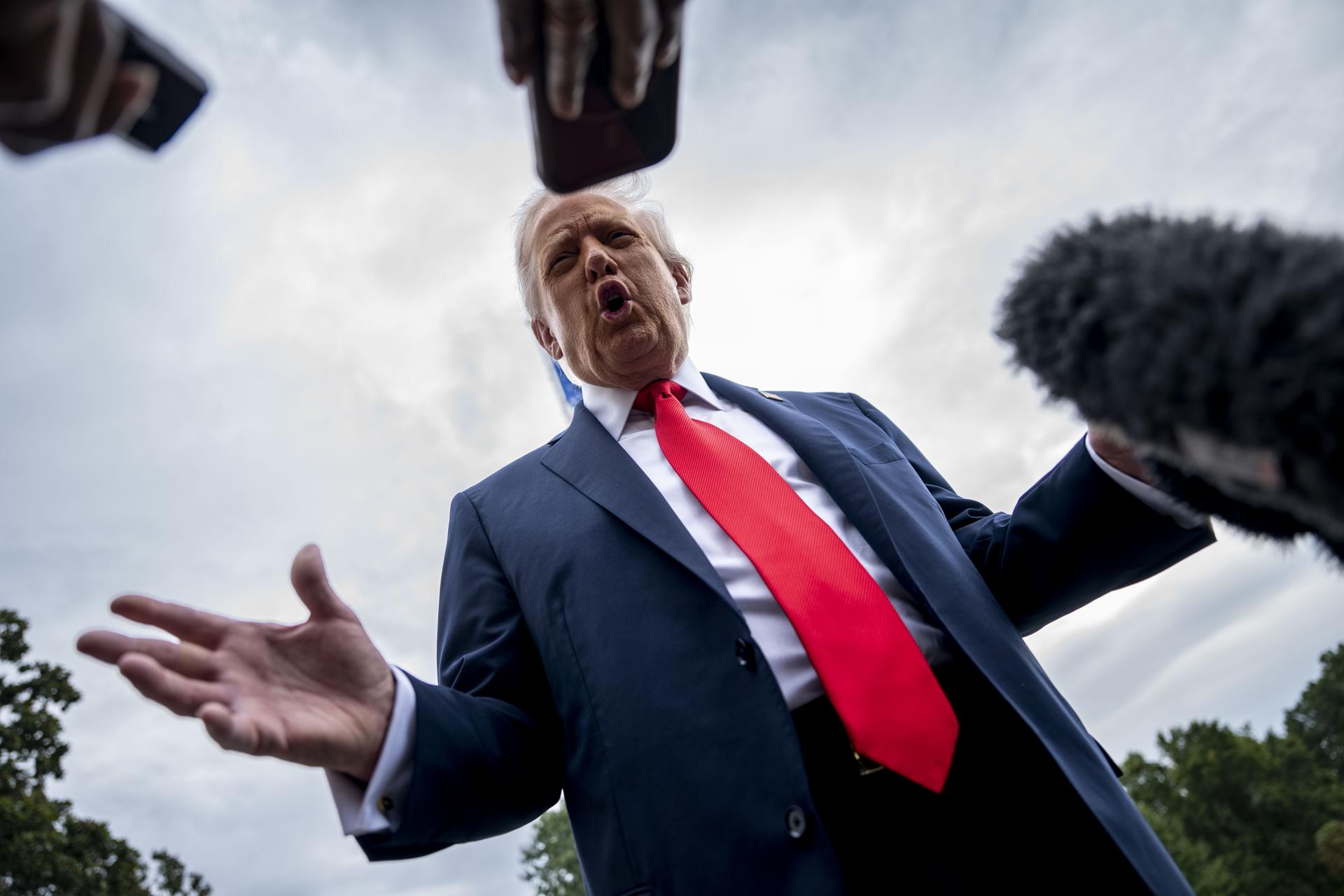 El presidente de Estados Unidos, Donald Trump, habla con la prensa en la Casa Blanca, en Washington, DC, EE. UU., el 16 de septiembre de 2025. EFE/BONNIE CASH