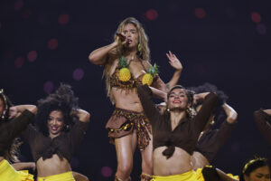 La cantante colombiana Karol G canta en el intermedio de un partido de la NFL entre Los Ángeles Chargers y Kansas City Chiefs en el estadio Neo Química Arena en São Paulo (Brasil). EFE/ Isaac Fontana