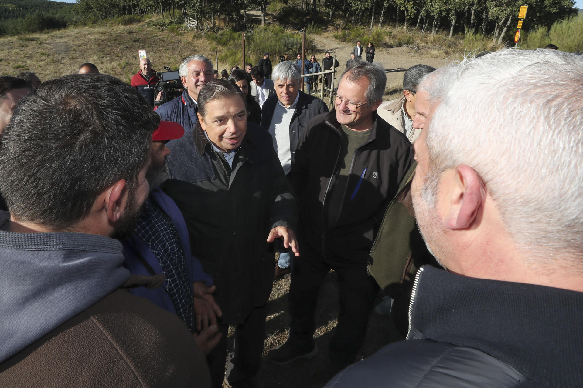 El ministro de Agricultura, Pesca y Alimentación, Luis Planas, realiza este jueves una visita a una explotación de vacuno afectada por los grandes incendios de este verano en León.-EFE/ Ana F. Barredo
