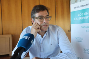 La investigación española está comprometida con seguir reduciendo el sesgo de género en el cáncer, aunque es menor que en otras patologías, según ha defendido Tomás Pascual (en la imagen), oncólogo médico del Hospital Clínic de Barcelona, en el marco del XVII Seminario de Periodistas 'Curar y cuidar en Oncología', celebrado esta semana en Salamanca. EFE/ JM García