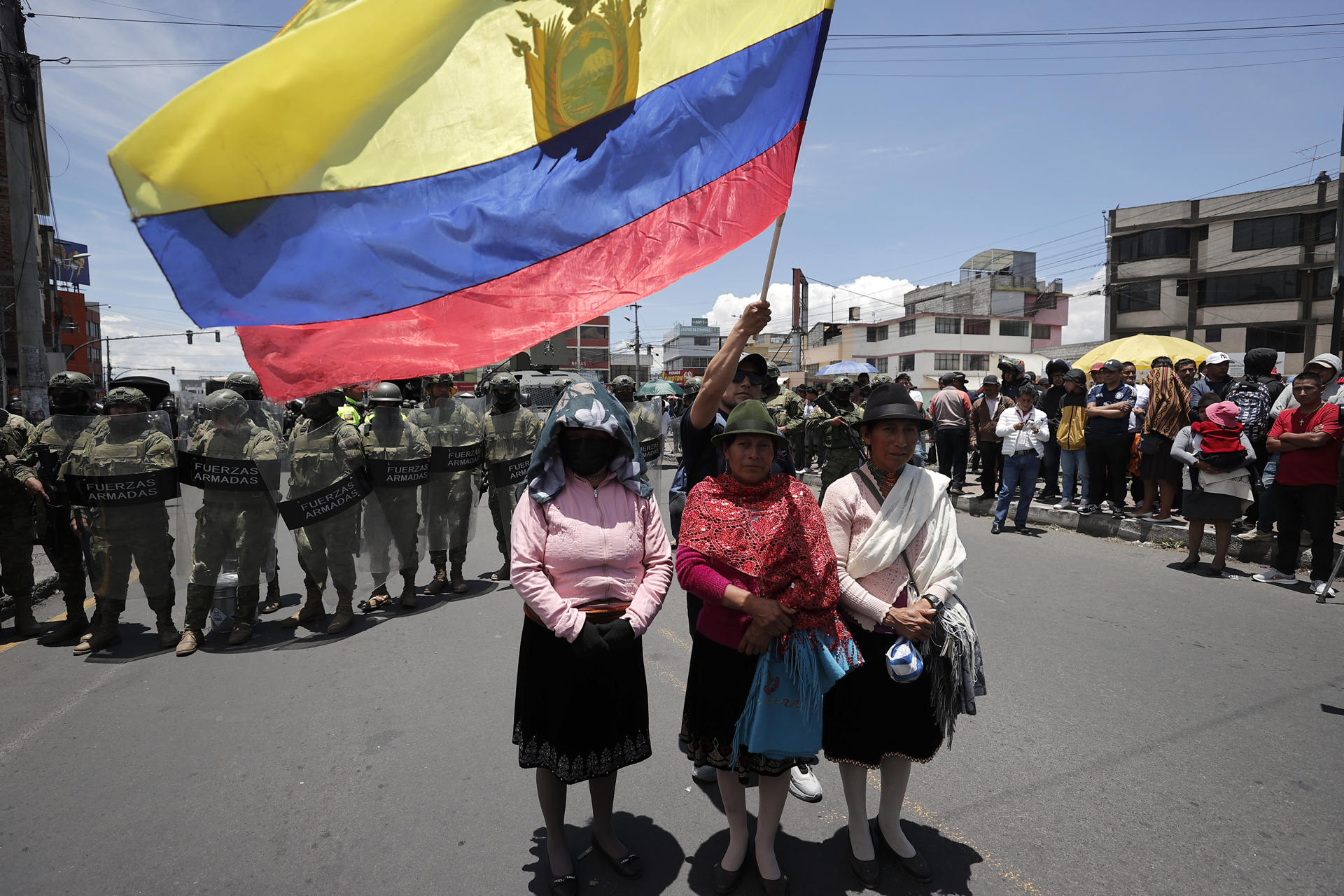 Mujeres indígenas participan en una protesta este lunes, en la ciudad de Latacunga (Ecuador). EFE/ José Jácome
