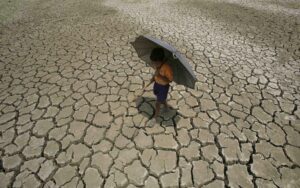 En la imagen de archivo, un niño indio camina por un terreno agrietado, en el pasado una charca, debido a la fuerte sequía, en Bhubaneswar, Orissa, la India. EFE