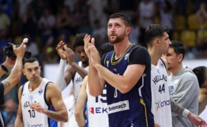 El jugador bosnio Jusuf Nurkic, durante el partido que este martes su equipo ganó al de Grecia dentro del grupo C del Eurobasket 2025. EFE/ GEORGI LICOVSKI