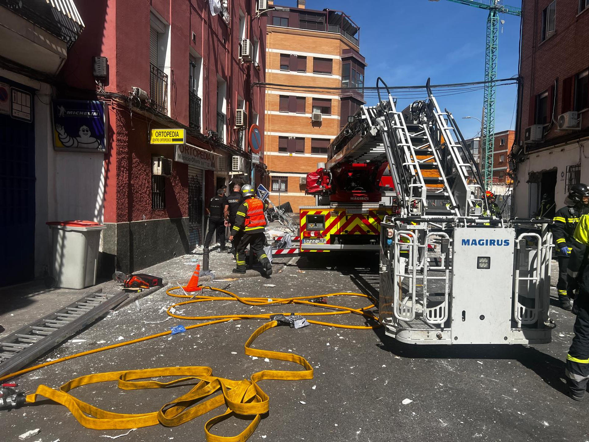 Al menos 14 personas han resultado heridas, una de ellas de gravedad, tras una explosión en el bar 'Mis Tesoros' de la calle Manuel Maroto de Puente de Vallecas, que ha afectado también al edificio superior de viviendas. EFE/Emergencias Madrid/SOLO USO EDITORIAL/SOLO DISPONIBLE PARA ILUSTRAR LA NOTICIA QUE ACOMPAÑA (CRÉDITO OBLIGATORIO)