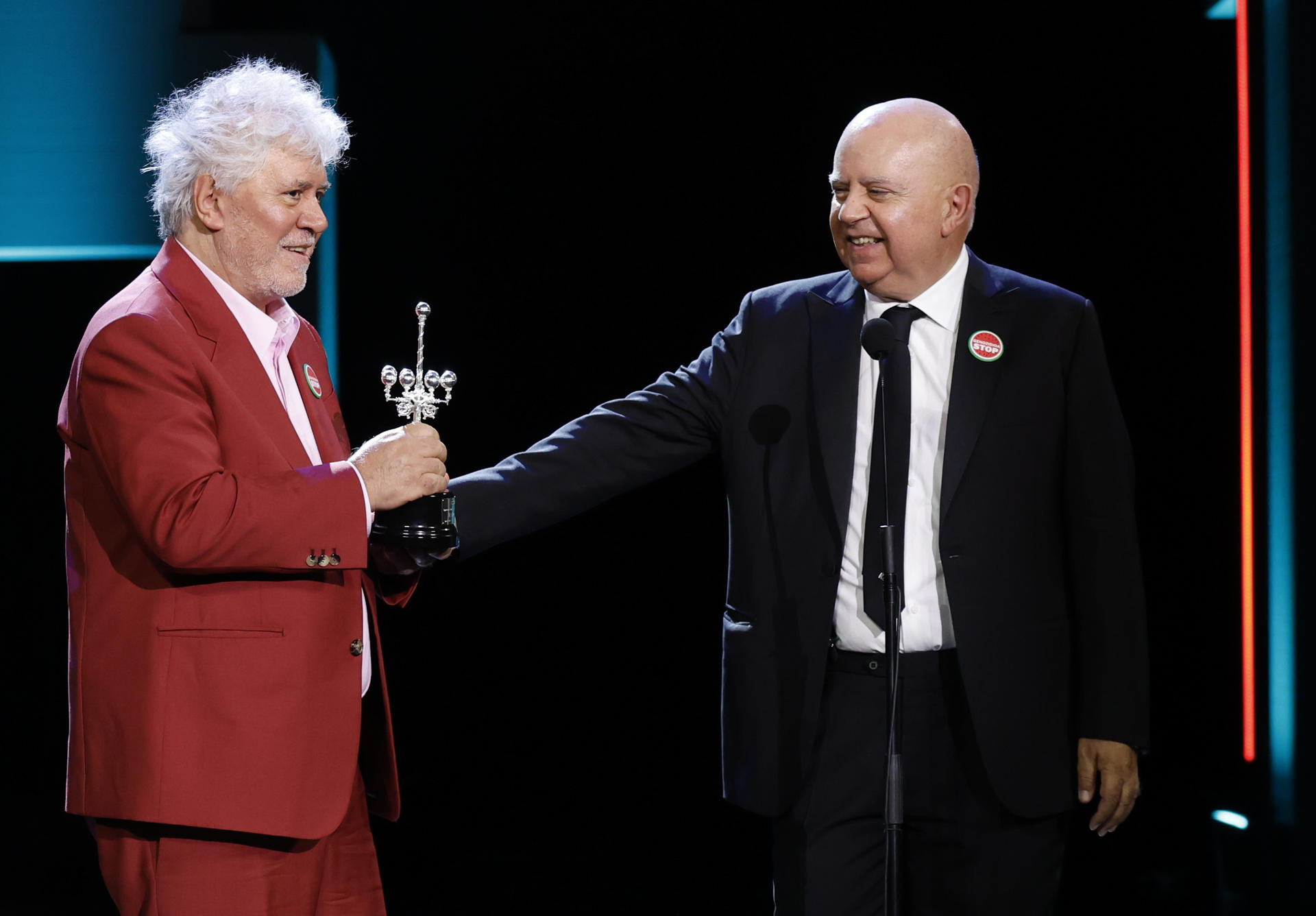 El director Pedro Almodóvar (i), acompañado por su hermano, el productor Agustín Almodóvar, entregan a la productora Esther García el premio Donostia durante la gala inaugural del 73 Festival Internacional de Cine de San Sebastián. EFE/Juan Herrero