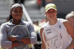 La tenista estadounidense Cori "Coco" Gauff (i) y la polaca Iga Swiatek, las dos favoritas del Abierto de China que comienza el miércoles en Pekín. EFE/ Chema Moya