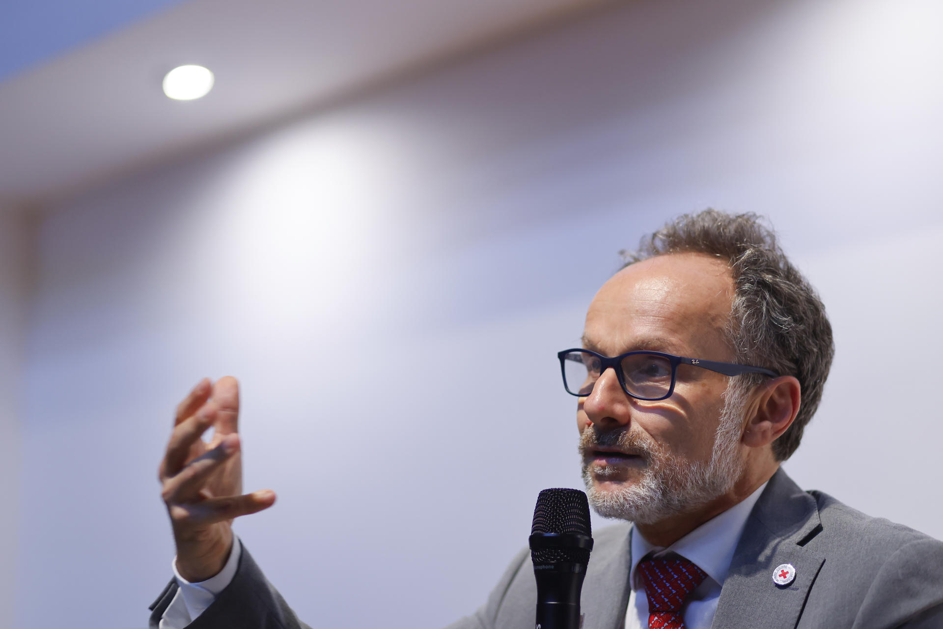 El jefe de la delegación para México y América Central del Comité Internacional de la Cruz Roja, Olivier Dubois (i), habla durante su conferencia ‘Conflictos armados actuales y desafíos del Derecho internacional humanitario’, este viernes en el marco del sexto Congreso Internacional de Derechos Humanitario, realizado en Guadalajara (México). EFE/Francisco Guasco
