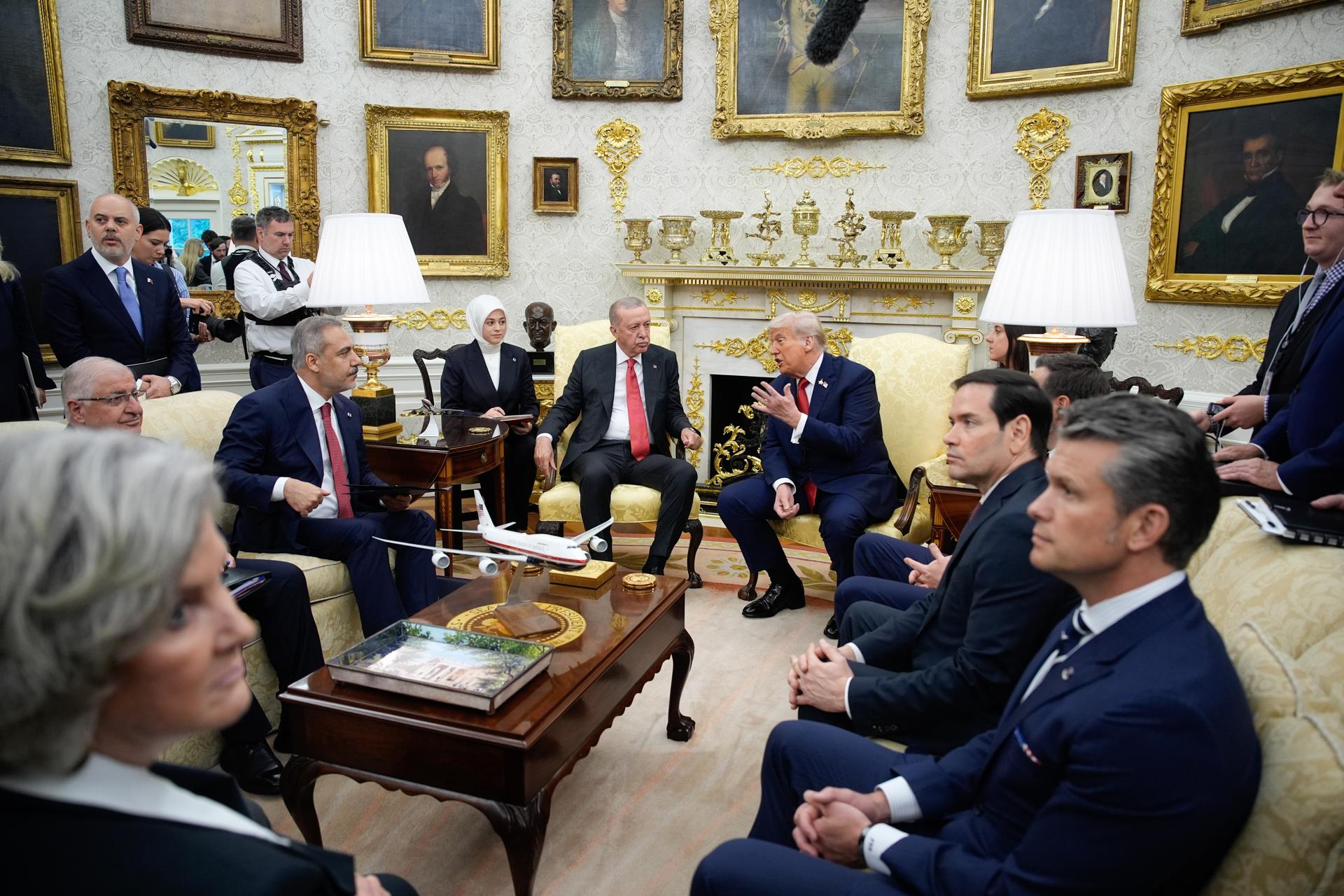 El presidente de EE.UU., Donald Trump (c), habla con su homólogo de Turquía, Recep Tayyip Erdogan (2c), en la Oficina Oval de la Casa Blanca, en Washington, D.C., EE.UU., el 25 de septiembre de 2025. EFE/YURI GRIPAS / POOL
