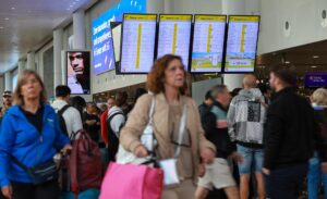 Pasajeros caminan este domingo en el aeropuerto de Bruselas, donde decenas de vuelos estaban cancelados hoy debido a un ciberataque el viernes por la noche que afecto al sistema de facturación y embarque. EFE/EPA/OLIVIER HOSLET