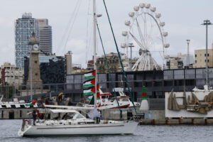 Vista de uno de los barcos que forman parte de la flotilla en el puerto de Barcelona este domingo. EFE/ Toni Albir