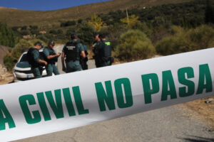 La Guardia Civil ha liberado esta madrugada a la mujer que se encontraba retenida desde primeras horas de la tarde del miércoles en Prado Negro, una pedanía de Huétor Santillán (Granada), por el presunto asesino de su marido, que ha sido detenido. EFE/ Pepe Torres