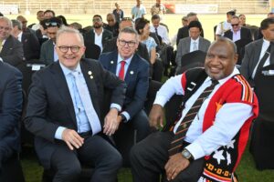 PORT MORESBY (Papua New Guinea), 16/09/2025.- Australia’s Prime Minister Anthony Albanese (L) and Papua New Guinea’s Prime Minister James Marape (R) react at a flag lowering ceremony held to commemorate the 50th anniversary of the nation's independence, in Port Moresby, Papua New Guinea, 16 September 2025. (República Guinea, Papúa-Nueva Guinea, Papúa Nueva Guinea) EFE/EPA/MICK TSIKAS AUSTRALIA AND NEW ZEALAND OUT