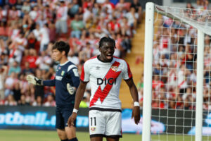 Imagen de archivo del delantero del Rayo Randy Nteka (d) tras una ocasión fallida durante el partido de la fase eliminatoria de la Liga Conferencia que Rayo Vallecano y el Neman Grodno disputaron en el estadio de Vallecas, en Madrid. EFE/Mariscal
