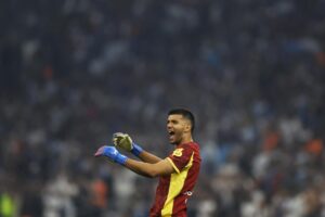 El portero del Marsella Gerónimo Rulli celebra el triunfo de su equipo sobre el Paris Saint-Germain FC este lunes. EFE/ Guillaume Horcajuelo