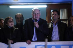 Fotografía de archivo del empresario ultraconservador y alcalde de Lima, Rafael López Aliaga (c), durante un acto público, en la capital de Perú. EFE/Paolo Aguilar