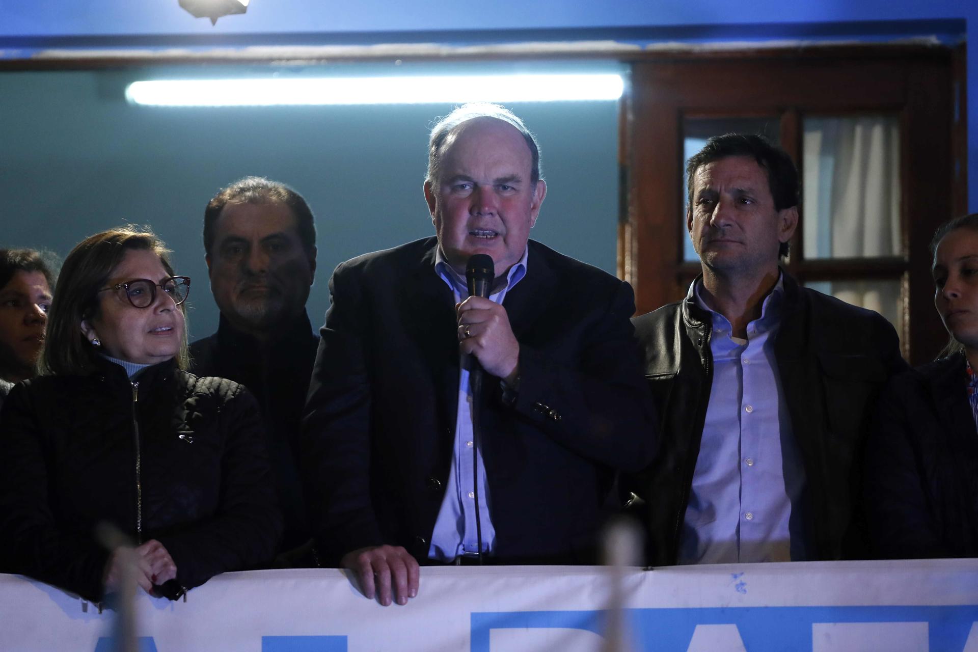 Fotografía de archivo del empresario ultraconservador y alcalde de Lima, Rafael López Aliaga (c), durante un acto público, en la capital de Perú. EFE/Paolo Aguilar