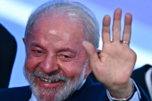 El presidente de Brasil, Luiz Inácio Lula da Silva, saluda durante un evento el 17 de septiembre de 2025, en el Palácio del Planalto en Brasilia (Brasil). EFE/ Andre Borges