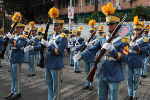 Cadetes del Ejército participan en un desfile este lunes, en Tegucigalpa (Honduras). EFE/ Gustavo Amador