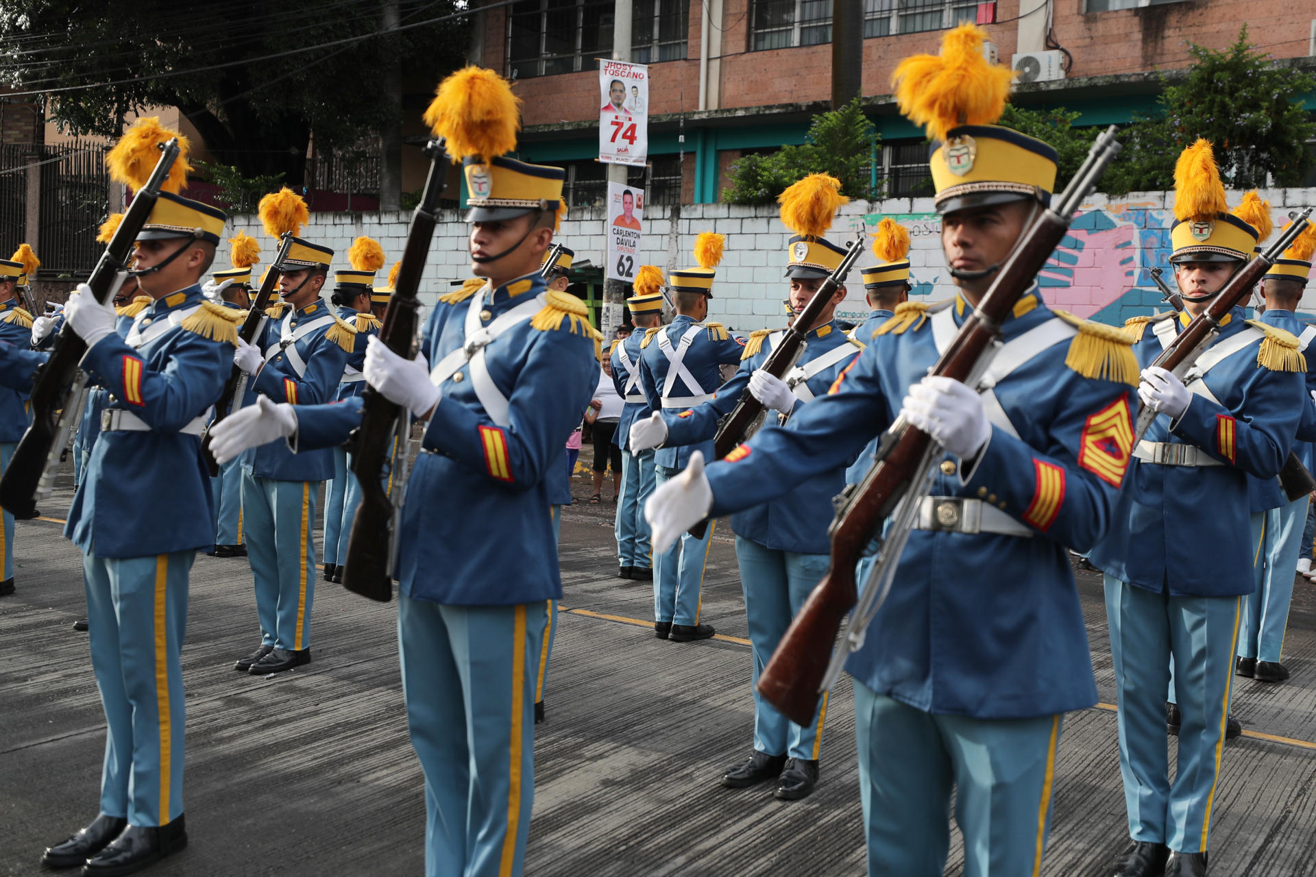Cadetes del Ejército participan en un desfile este lunes, en Tegucigalpa (Honduras). EFE/ Gustavo Amador