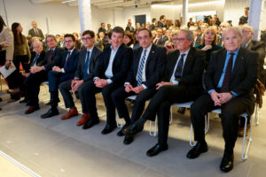 Imagen de archivo (21/01/2025).- El presidente de la Generalitat, Salvador Illa (4i), y los expresidentes Jordi Pujol (i), José Montilla (d), Artur Mas (2i), Carles Puigdemont -por pantalla-, Quim Torra (2d), Pere Aragonès (3i); el presidente del Parlament, Josep Rull (3d), y el presidente de Pimec, Antonio Cañete (c), participan en el acto de clausura del 50 aniversario de la patronal de la pequeña y mediana empresa catalana, este martes en Barcelona. EFE/ Quique García
