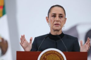 La presidenta de México, Claudia Sheinbaum, habla durante una rueda de prensa este viernes, en el Palacio Nacional de la Ciudad de México (México). EFE/ Mario Guzmán
