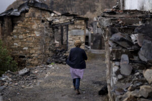Se cumple un mes del mayor incendio de la historia de Galicia, el que se originó en Larouco (Ourense) el pasado 13 de agosto y que calcinó más de 30.000 hectáreas. Los daños son aún visibles y los vecinos recuerdan con estupor lo sucedido mientras afrontan con desesperanza la reconstrucción. EFE/Brais Lorenzo