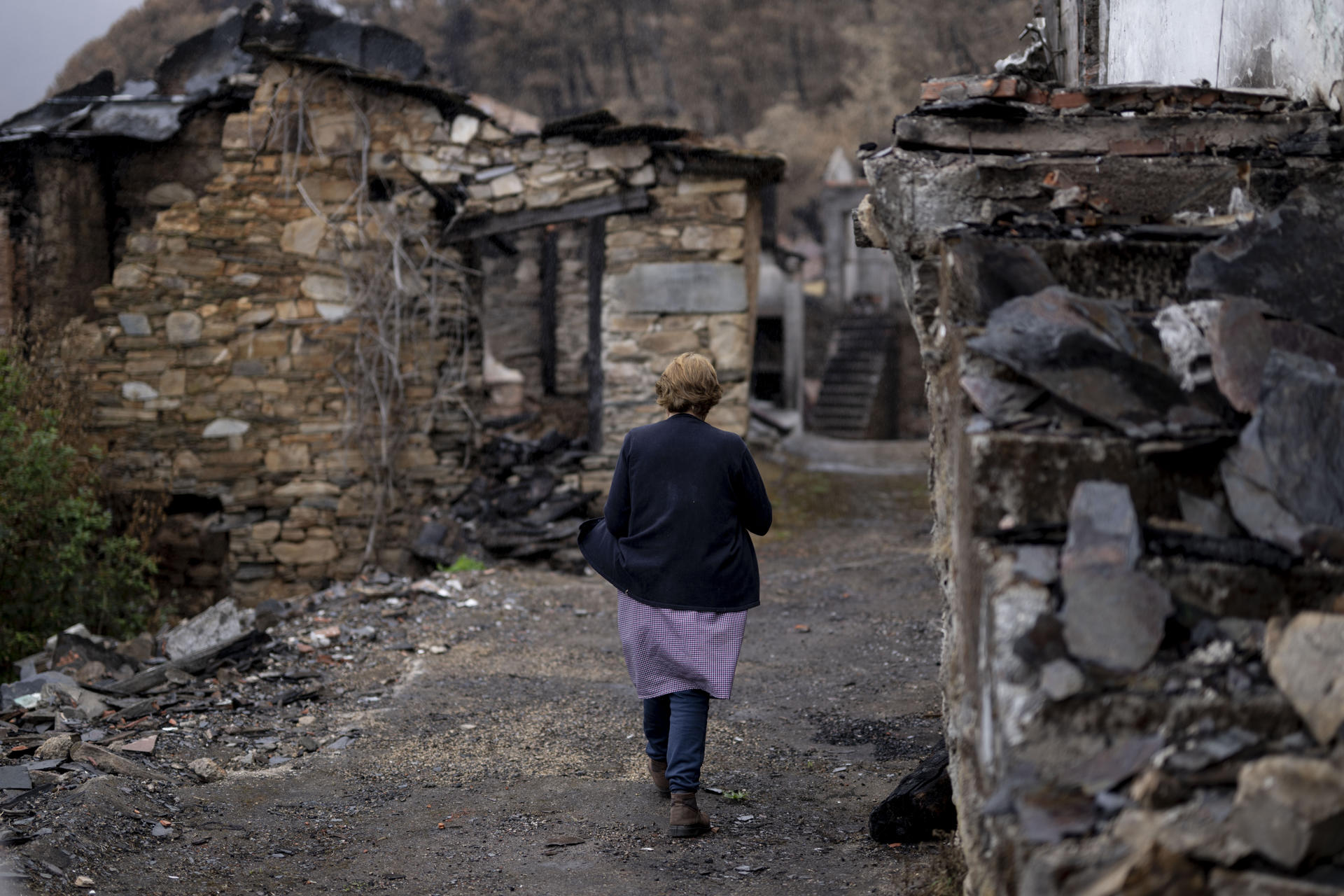 Se cumple un mes del mayor incendio de la historia de Galicia, el que se originó en Larouco (Ourense) el pasado 13 de agosto y que calcinó más de 30.000 hectáreas. Los daños son aún visibles y los vecinos recuerdan con estupor lo sucedido mientras afrontan con desesperanza la reconstrucción. EFE/Brais Lorenzo