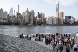 Personas asisten a la presentación de una instalación artística del activista chino Ai Weiwei este martes, en Nueva York (Estados Unidos). EFE/ Ángel Colmenares