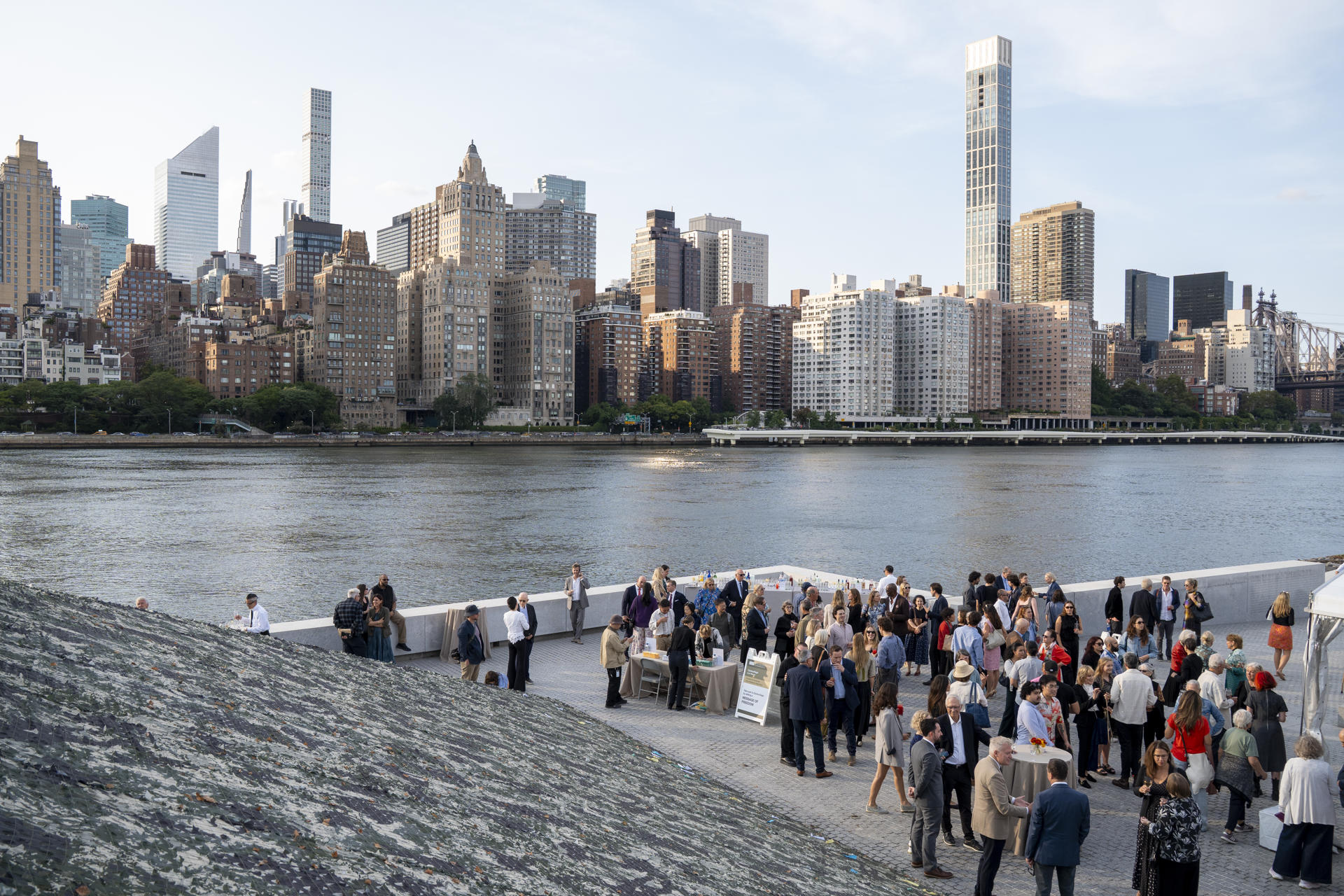Personas asisten a la presentación de una instalación artística del activista chino Ai Weiwei este martes, en Nueva York (Estados Unidos). EFE/ Ángel Colmenares