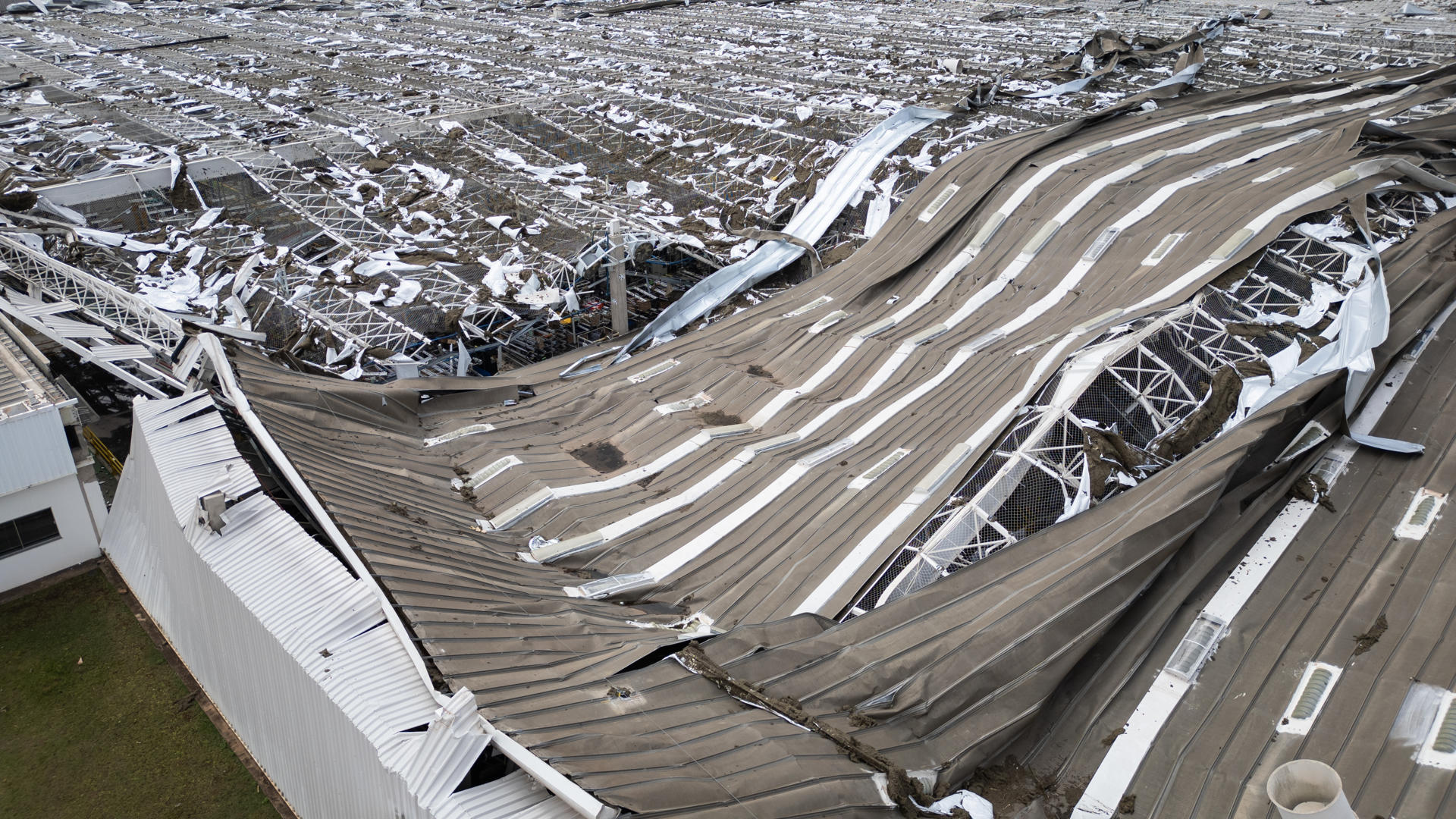 Fotografía aérea que muestra los daños causados por una fuerte lluvia en la fábrica de motores de Toyota este miércoles, en Porto Feliz (Brasil). EFE/ Isaac Fontana
