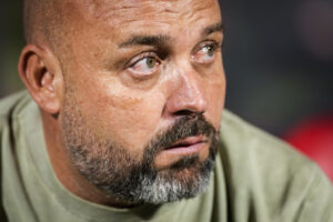 El entrenador del Espanyol, Manolo González, durante el encuentro correspondiente a la jornada siete de Laliga EA Sports que disputan hoy viernes Girona y Espanyol en el estadio municipal de Montilivi, en Girona. EFE/David Borrat.