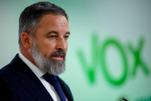 Vista de la rueda de prensa del presidente de Vox, Santiago Abascal, este lunes en Madrid.-EFE/ Daniel González