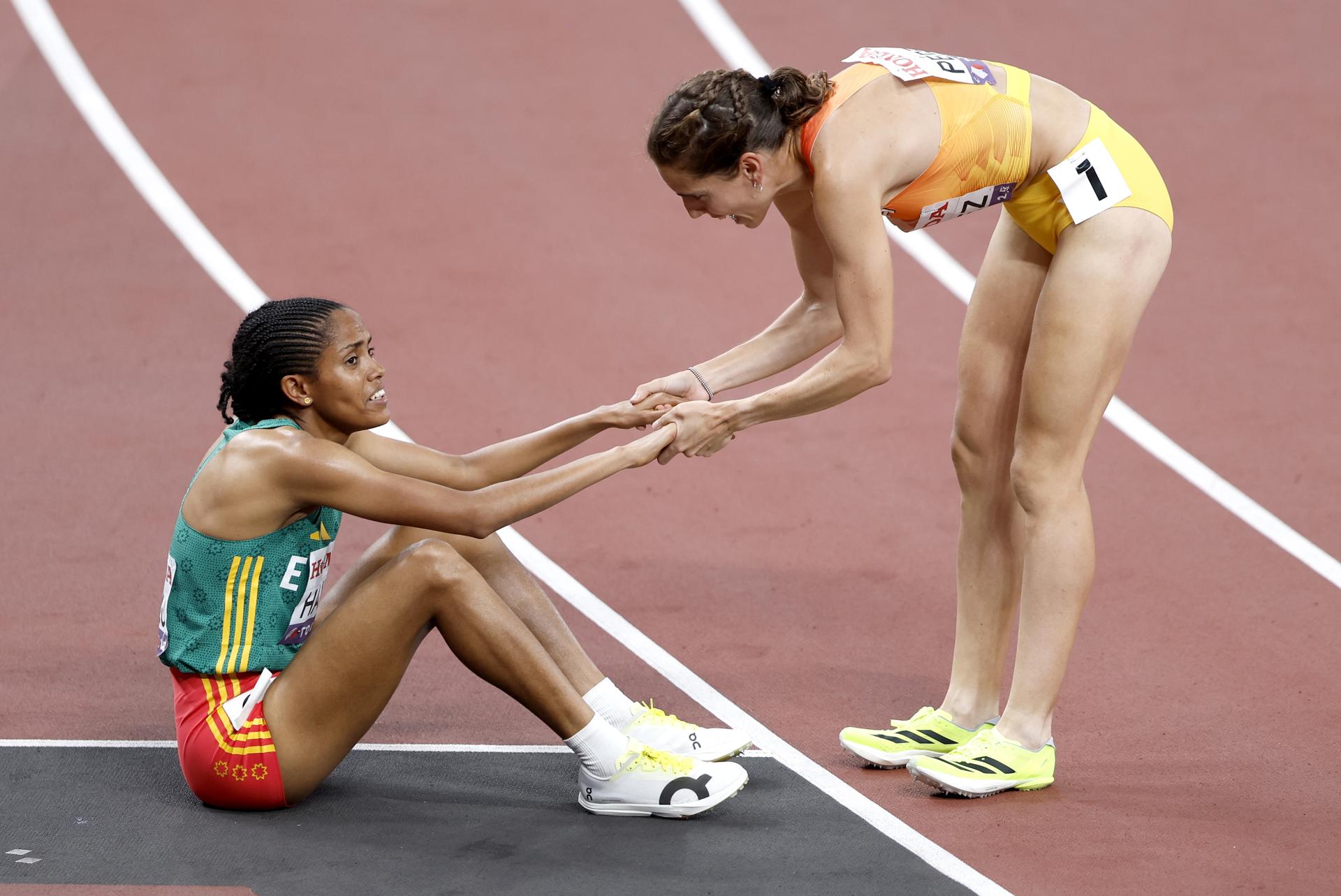 La atleta española Marta Pérez (D) estrecha la mano de Freweyni Hailu de Etiopía tras competir en las semifinales de 1500 metros femeninos en el Campeonato Mundial de Atletismo 2025 en Tokio, Japón. EFE/EPA/KIYOSHI OTA
