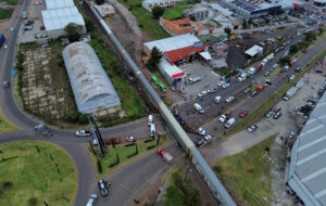Fotografía aérea de la zona donde ocurrió el accidente entre un ferrocarril y un autobús este lunes, en Atlacomulco (México). EFE/Felipe Gutiérrez