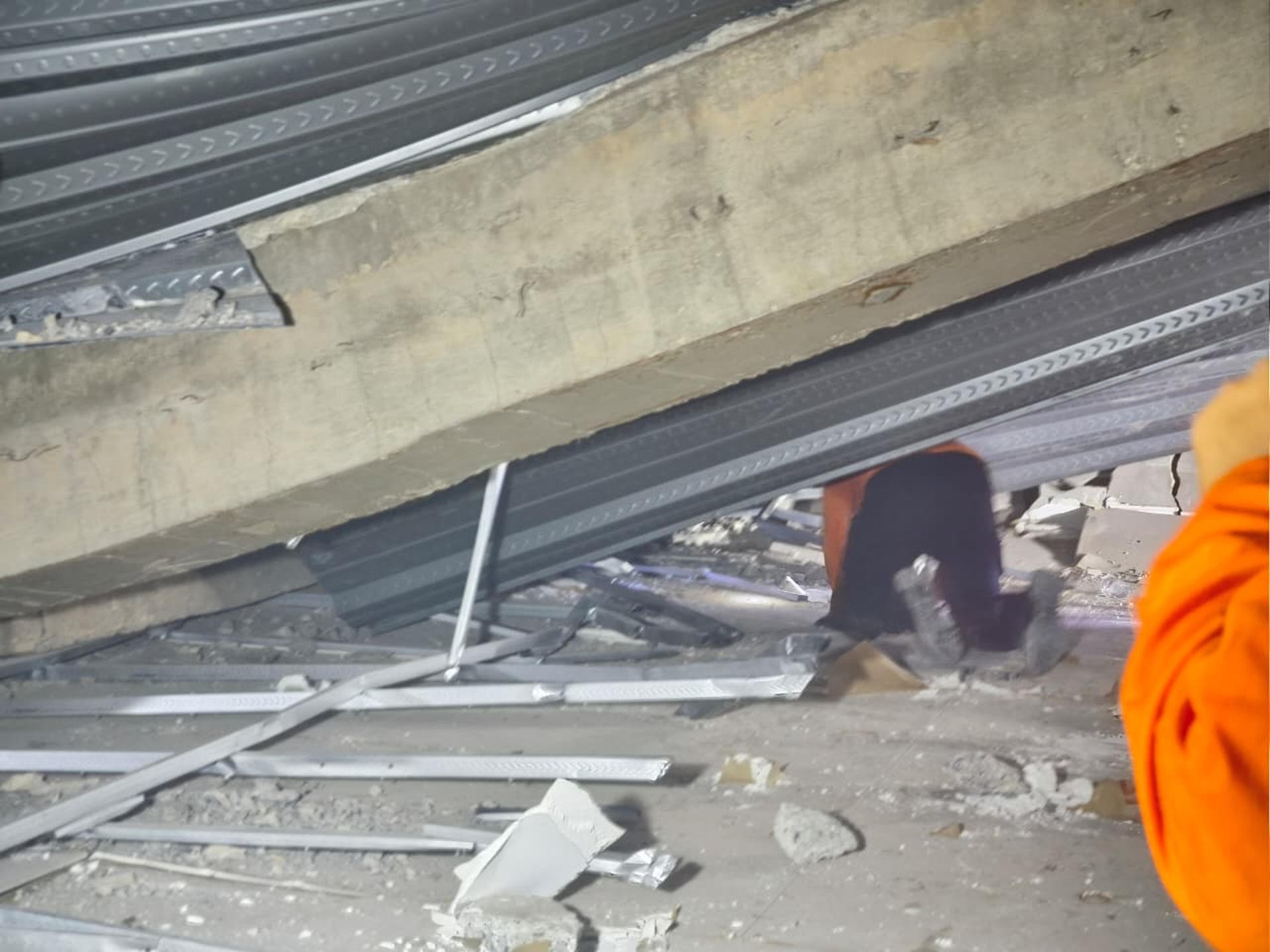 JAVA ORIENTAL (INDONESIA), 29/09/2025.- Un internado se derrumbó este lunes en la provincia indonesia de Java Oriental mientras los estudiantes rezaban en la planta baja del edificio, dejando un "número incierto" de víctimas, según informó la agencia de rescates Basarnas en un comunicado. Dos equipos compuestos por 13 rescatistas se desplazaron hasta el internado islámico Al-Khoziny, situado en Sidoarjo, en el este de la isla más poblada de Indonesia, y "encontraron indicios de dos supervivientes bajo los escombros", indicó Basarnas. EFE/ Basarnas SOLO USO EDITORIAL SOLO DISPONIBLE PARA ILUSTRAR LA NOTICIA QUE ACOMPAÑA (CRÉDITO OBLIGATORIO)
