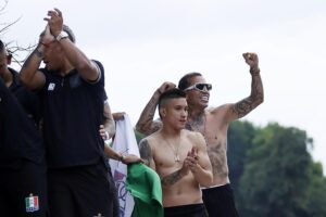 Dayro Moreno (d) de Once Caldas saluda a los aficionados previo a un partido de cuartos de final de la Copa Sudamericana. EFE/ Mauricio Dueñas Castañeda