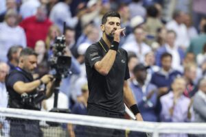 El serbio Novak Djokovic derrotó este martes al estadounidense Taylor Fritz y se clasificó para las semifinales del Abierto de Estados Unidos, donde se medirá con el español Carlos Alcaraz. EFE/EPA/BRIAN HIRSCHFELD