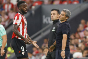 El entrenador del Athletic, Ernesto Valverde (d), se dirige al delantero Iñaki Williams durante un partido de LaLiga en San Mamés. EFE/Miguel Toña