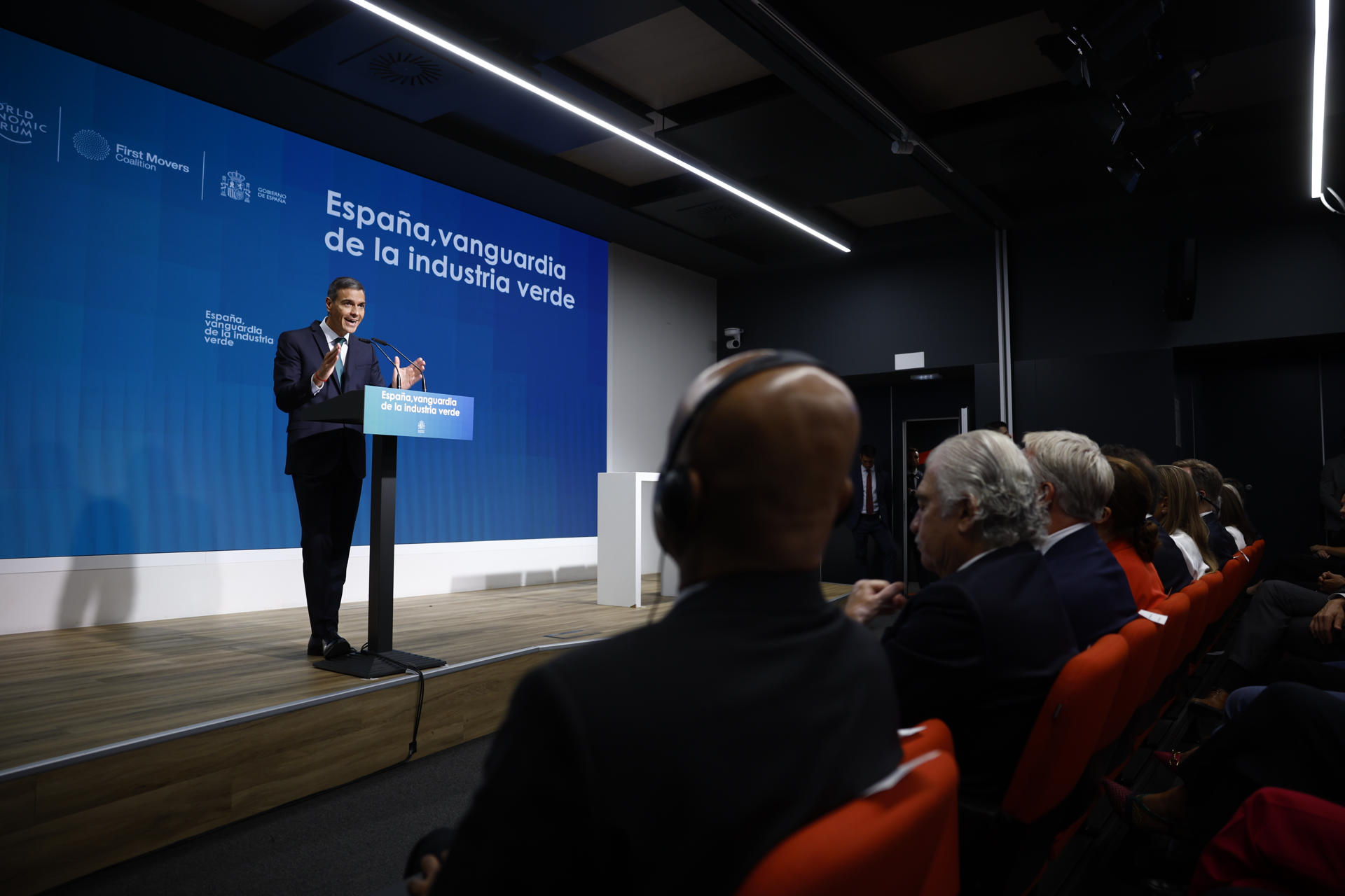 El presidente del Gobierno, Pedro Sánchez, pronuncia un discurso durante la clausura del acto ‘España, vanguardia de la industria verde’, en el que se hará oficial la adhesión de España a la alianza que impulsa el Foro Económico Mundial para descarbonizar sectores como la aviación y el transporte marítimo y por carretera, este lunes en Madrid. EFE/ Daniel González