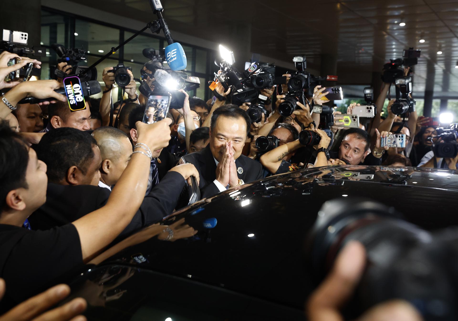 Bangkok (Tailandia), 05/09/2025.- El líder del Partido Bhumjaithai, Anutin Charnvirakul, realiza el saludo tradicional tailandés al salir de la Cámara de Representantes, donde fue elegido primer ministro de Tailandia tras una votación parlamentaria. EFE/EPA/NARONG SANGNAK
