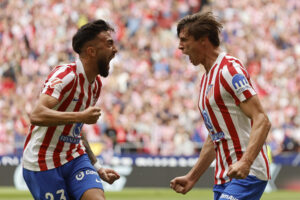 El defensa del Atlético de Madrid Robin Le Normand (d) celebra con su compañero Nico González (i) tras marcar el primer gol durante el partido de liga entre el Real Madrid y el Atlético de Madrid que se disputa en el estadio Riyadh Air Metropolitano este sábado. EFE/SERGIO PÉREZ