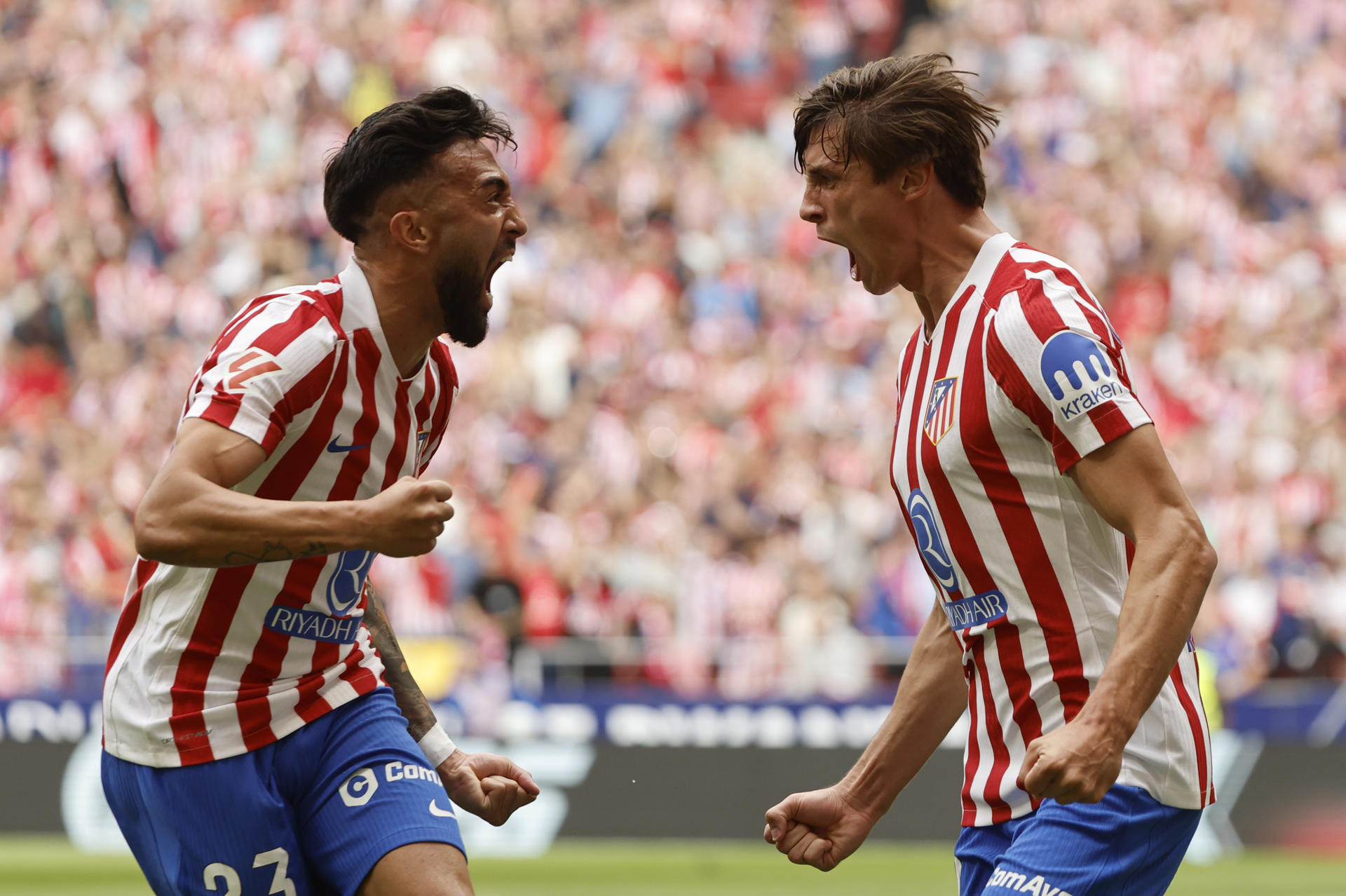 El defensa del Atlético de Madrid Robin Le Normand (d) celebra con su compañero Nico González (i) tras marcar el primer gol durante el partido de liga entre el Real Madrid y el Atlético de Madrid que se disputa en el estadio Riyadh Air Metropolitano este sábado. EFE/SERGIO PÉREZ
