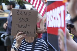 La gente protesta frente a una oficina de ABC en reacción a la suspensión del presentador de televisión estadounidense Jimmy Kimmel, en Nueva York, EE.UU., el 18 de septiembre de 2025. EFE/SARAH YENESEL