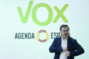 MADRID, 08/09/2025.- El portavoz nacional de Vox, José Antonio Fúster, ofrece una rueda de prensa en la sede de su partido en Madrid este lunes. EFE/Borja Sánchez-Trillo
