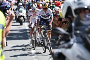 El belga Remco Evenepoel (D) ataca al esloveno Tadej Pogacar (I), en un momento de la séptima etapa del pasado Tour de Francia. EFE/EPA/CHRISTOPHE PETIT TESSON